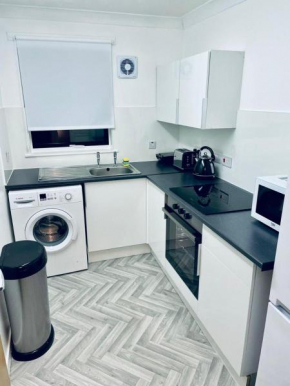 Modern 2 Bedroom Apartment With Free Parking